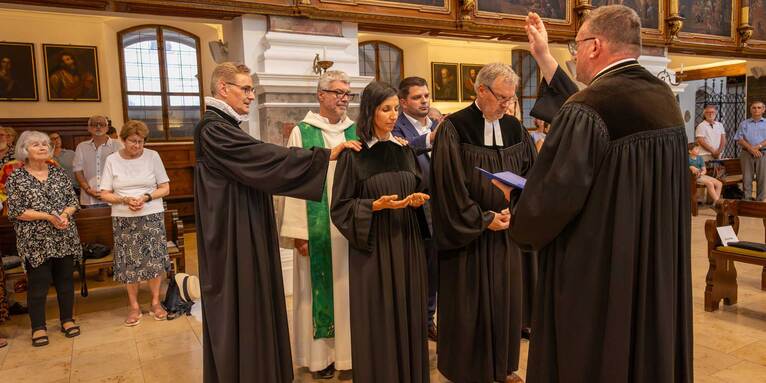 Oberkirchenrat Stefan Blumtritt führte in einem Gottesdienst in der Augsburger St. Anna Kirche Pfarrerin Maral Zahed und Pfarrer Hanns Hoerschelmann als Beauftragte der Evangelischen Kirche in Bayern für das Jubiläum 