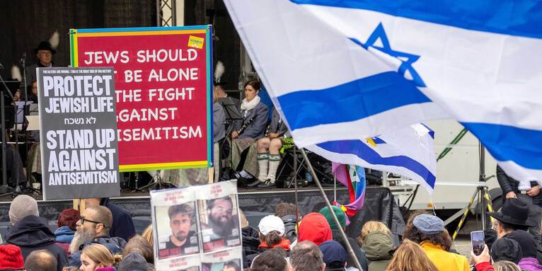 Zu den Unterstützenden zählen mehr als 200 Organisationen, die Deutsch-Israelische Gesellschaft sowie zahlreiche Persönlichkeiten aus Politik, Kultur und Gesellschaft., © ELKB