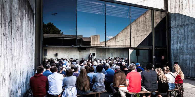 Der polnische Generalkonsul Andrzej Osiak begrüßt zu dem Gedenkkonzert in der Versöhnungskirche Dachau., © Dariusz Piasecki