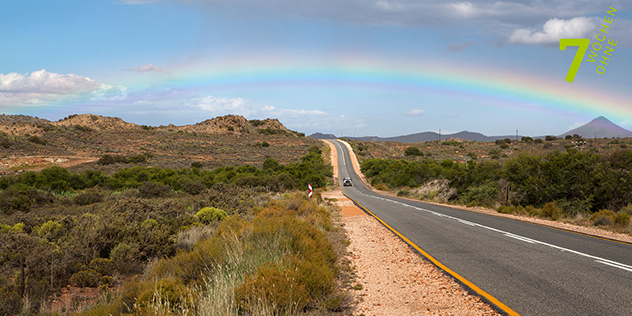 Straße auf einen Regenbogen zu