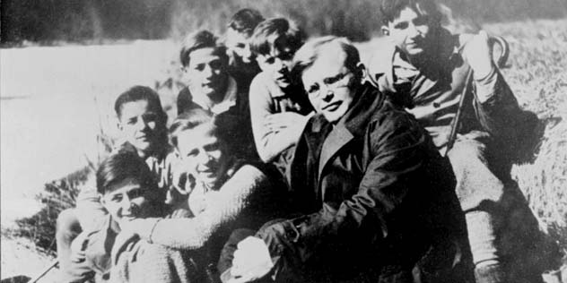 Dietrich Bonhoeffer mit Schülern