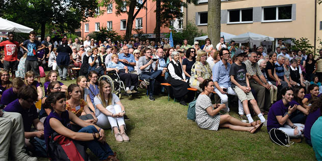 Zahlreiche Besucher beim Fest der weltweiten Kirche.