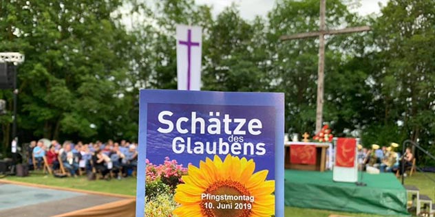 Plakat „Schätze des Glaubens“ vor dem Freilichtgottesdienst am Hesselberg, © Hartmut Assel