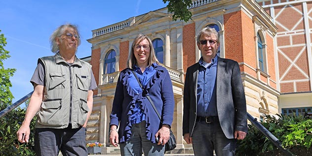 Lasse Hagström, Helena Ambertson und Professor Wolfgang Döberlein vor dem Festspielhaus in Bayreuth.