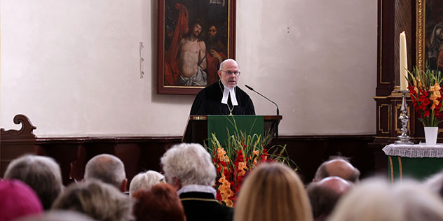 Regionalbischof Hans-Martin Weiss bei seiner Abschiedspredigt in der Regensburger Neupfarrkirche, © Jakob Schötz