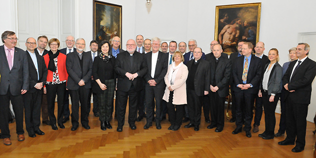 Die Teilnehmenden des Treffens der der Freisinger Bischofskonferenz und der Kirchenleitung der Landeskirche.