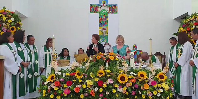 Münchens Stadtdekanin Barbara Kittelberger spricht bei der Ordination von 14 Pfarrerinnen und Pfarrern in San Salvador.