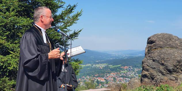 Landesbischof Christian Kopp bei seiner Predigt auf dem Silberberg