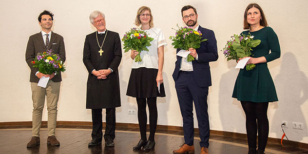 Die Preisträgerinnen und Preisträger des Nachwuchspreises: Claudio Rizello; Luisa Hommerich, Christopher Bonnen und Sofie Czilwik (v. l.) mit Landesbischof Heinrich Bedford-Strohm.