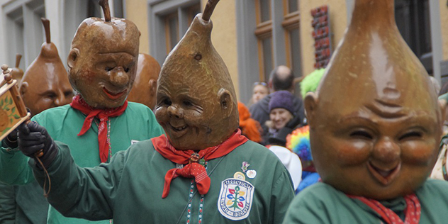 Drei Lindauer Moschtköpf auf einem Faschingsumzug