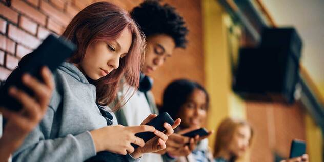 Mit dem Smartphone bei der Kommunalwahl abstimmen - das ist für einen Teil der wahlberechtigten Jugendlichen im Rahmen der U18-Wahlen in Bayern nun erstmals möglich.