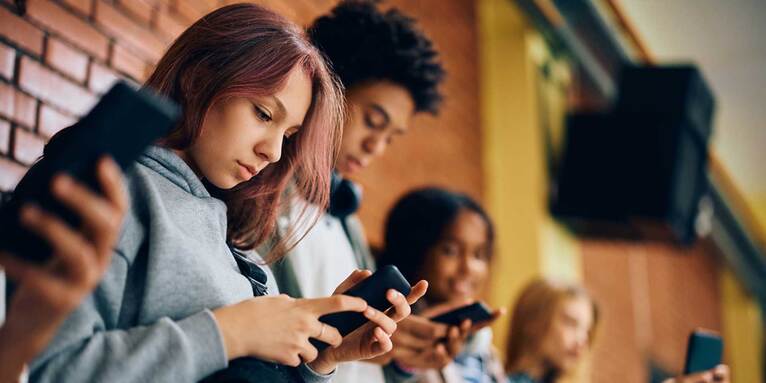 Mit dem Smartphone bei der Kommunalwahl abstimmen - das ist für einen Teil der wahlberechtigten Jugendlichen im Rahmen der U18-Wahlen in Bayern nun erstmals möglich., &copy; GettyImages