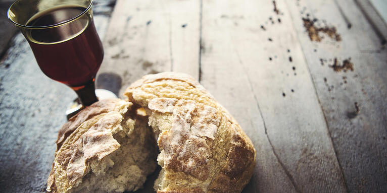 Wein und Brot, © © iStock / RyanJLane