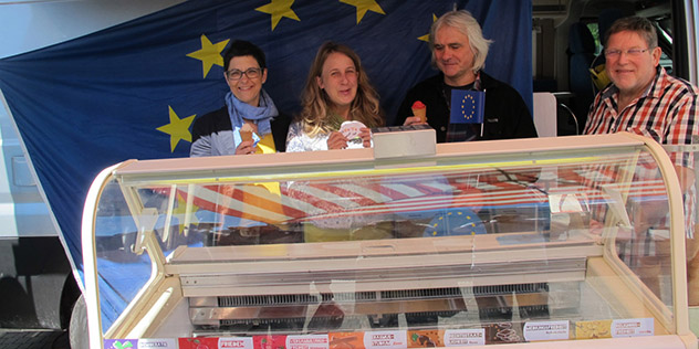 Von links: Monika Tremel (KHG NÜrnberg), Kerstin Voges (ESG Nürnberg) und Michael Albrecht (KHG), Eisproduzent Bernhard Kollischan., © Katholische Stadtkirche / Ingrid Petersen