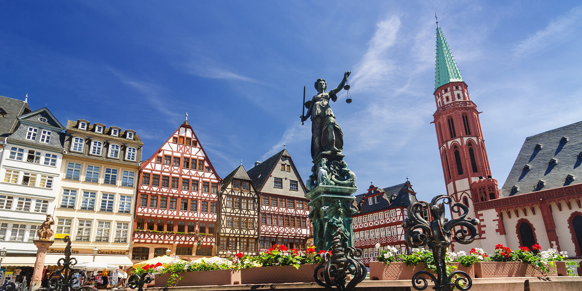 Die Ostzeile, Justitia und Nikolaikirche auf dem Römerberg in Frankfurt Die Ostzeile, Justitia und Nikolaikirche auf dem Römerberg in Frankfurt