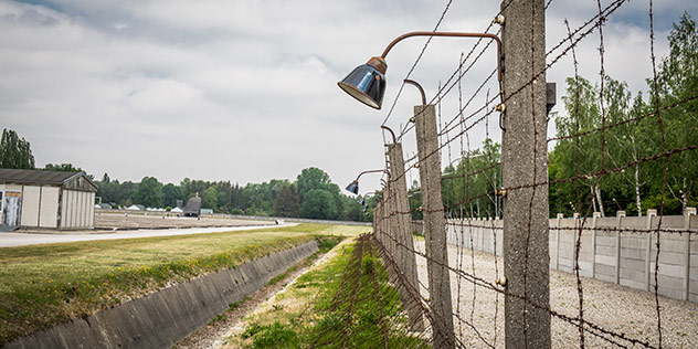 Der erste Transport mit 25 Männern aus Polen erreichte bereits am 16. September 1939 das KZ Dachau., © Andreas Haas / iStock