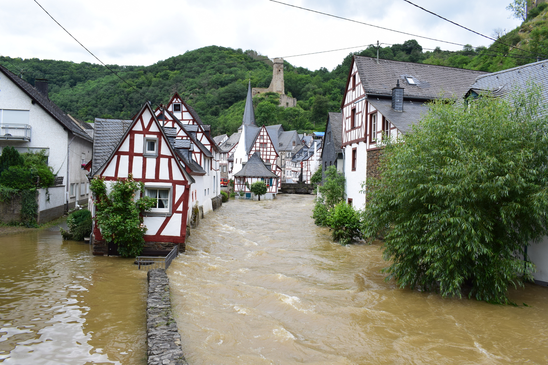 Nach der Flutkatastrophe im Westen Deutschlands stehen Menschen vor den Trümmern ihrer Existenz.