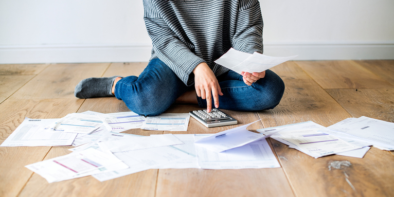 780.000 Bürgerinnen und Bürger in Bayern sind aktuell nicht in der Lage, ihre Schulden zu bezahlen., © iStock-Rawpixel