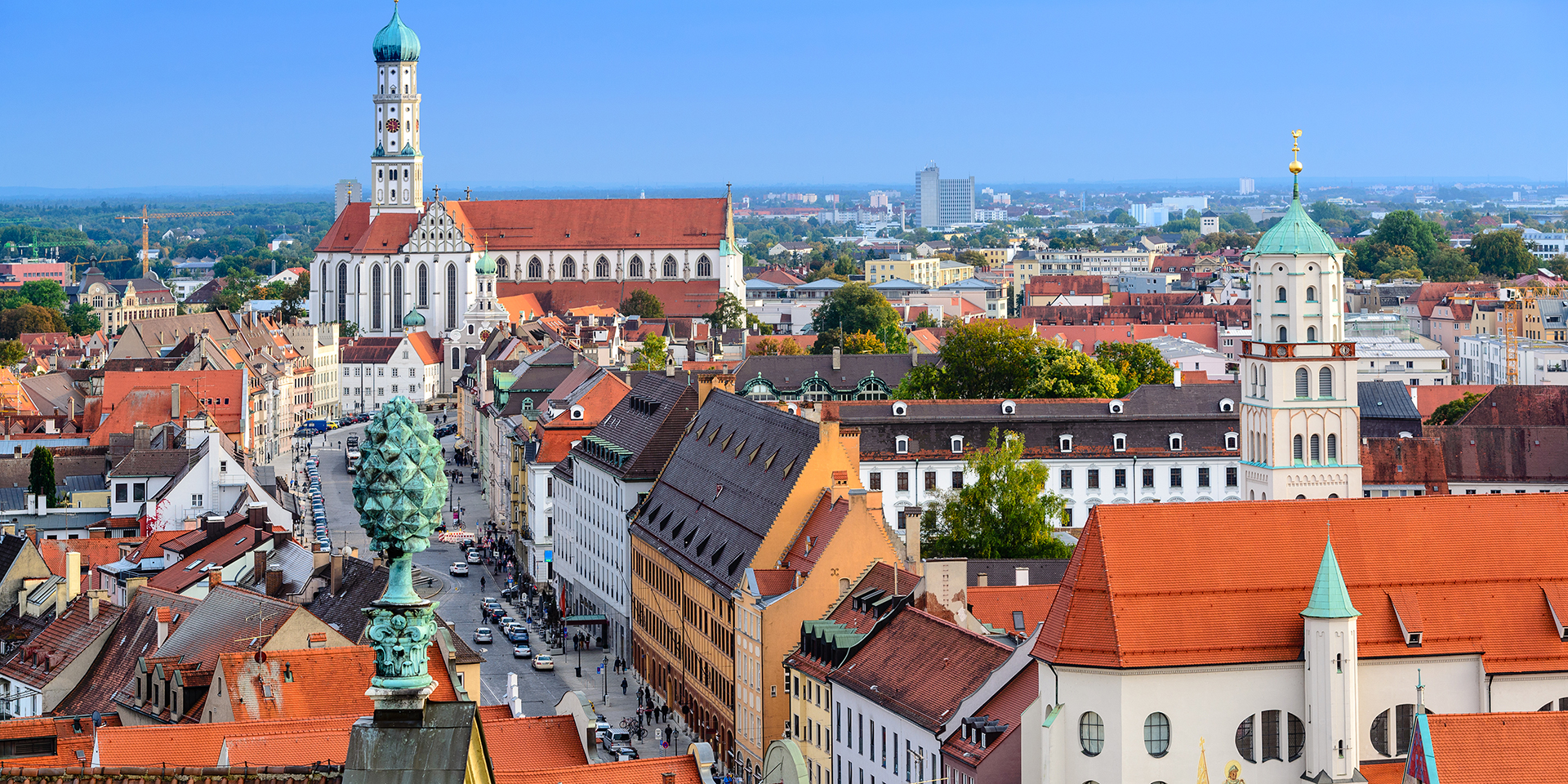 Heute gehören zum Kirchenkreis rund 256.000 Evangelische in 156 Kirchengemeinden und 7 Dekanatsbezirken, die sich über ganz Schwaben vom Ries bis ins Allgäu erstrecken.