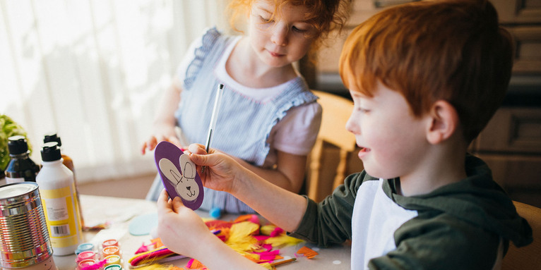 Kinder beim Osterbasteln , © iStock/solstock1