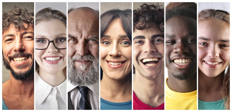 Menschen mit lachenden Gesichtern, © iStock-bowie15