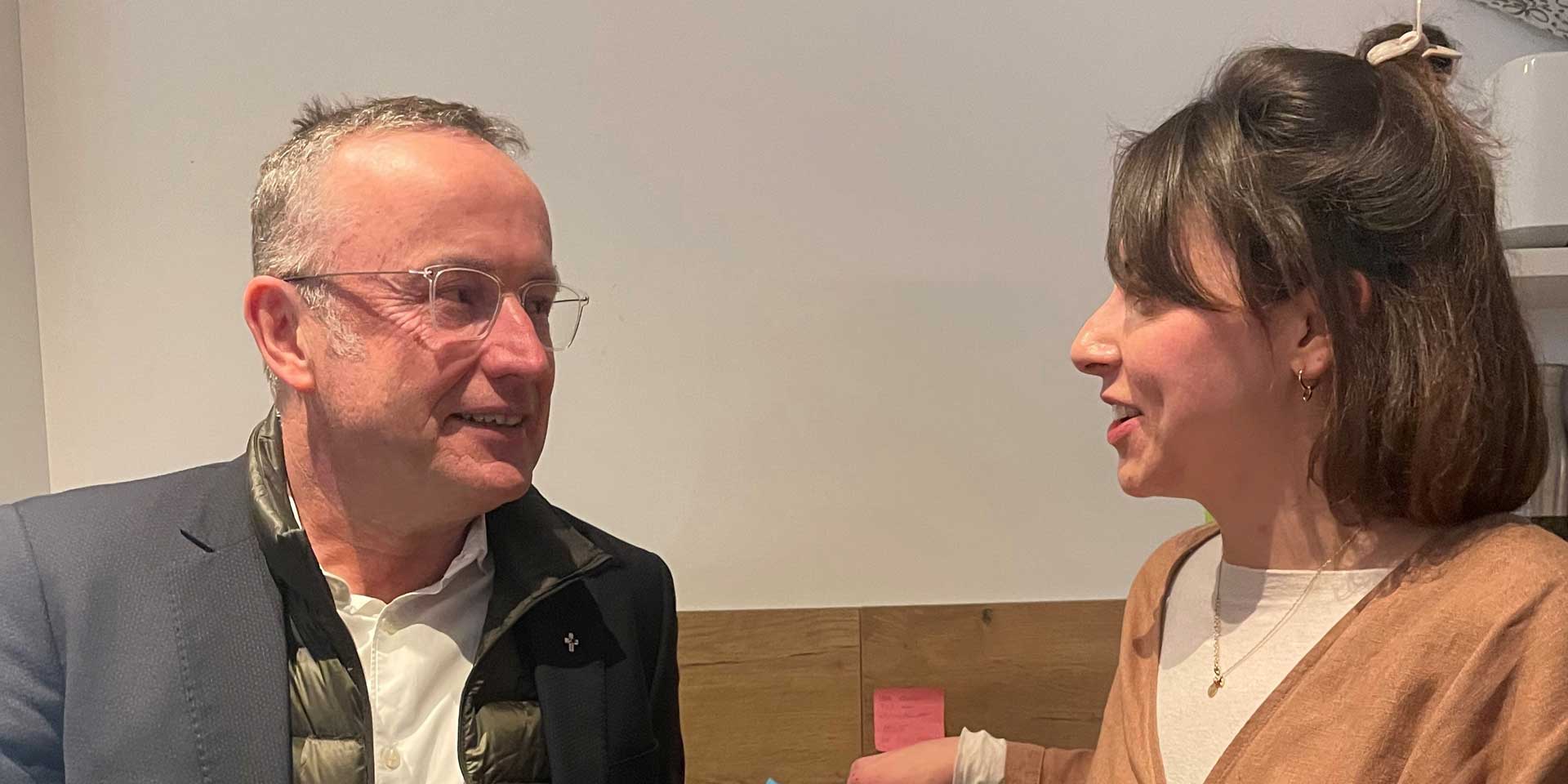 Landesbischof Christian Kopp besucht an Heiligabend die Wohngruppe für junge Frauen in München.  , &copy; sob/FRank