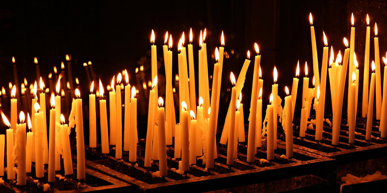 Zahlreiche angezündete Kerzen im Dunkeln , © pixabay/pixel2013