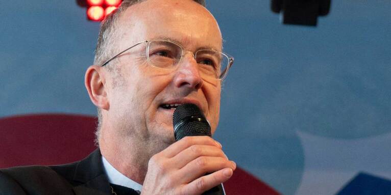 Landesbischof Christian Kopp würdigte beim Festgottesdienst 100 Jahre Burg Wernfels als Segensgeschichte., © ELKB