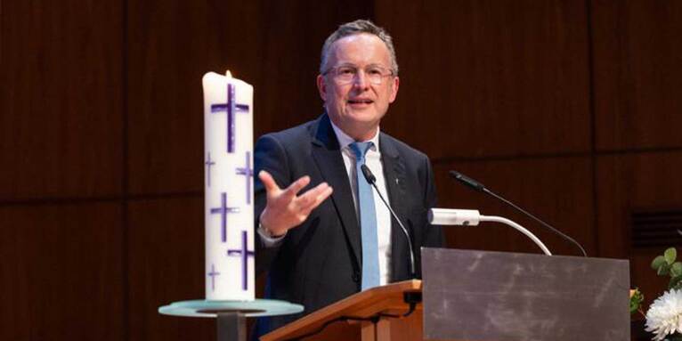 Zum Reformationstag spricht Landesbischof Christian Kopp in Nürnberg über die Bedeutung des Glaubens in Zeiten schnellen Wandels und plädiert für einen Dialog zwischen Religionen und Überzeugungen., © ELKB