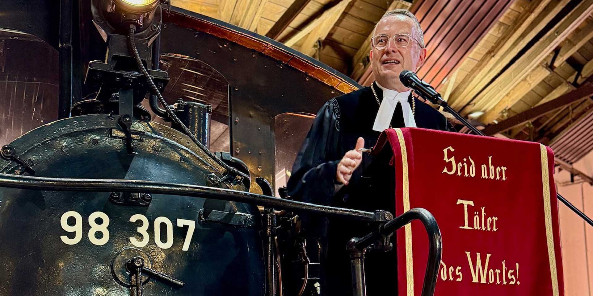 Landesbischof Christian Kopp predigte im Dampflokmuseum über Landesbischof Christian Kopp predigte im Dampflokmuseum über 'doppelte Zugkraft'.
