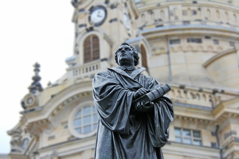 Denkmal Martin Luthers vor der Dresdner Frauenkirche, © pixabay/sharonang