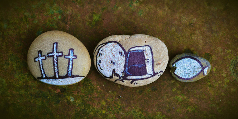 Drei Kreuze, leeres Grab und Fisch auf drei Steine gemalt, © Pixabay
