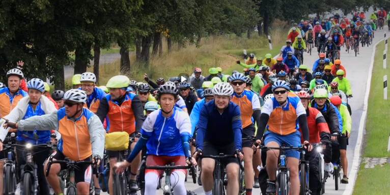 Bereits im vergangenen Jahr war Landesbischof Christian Kopp bei der BR-Radltour dabei., &copy; ELKB