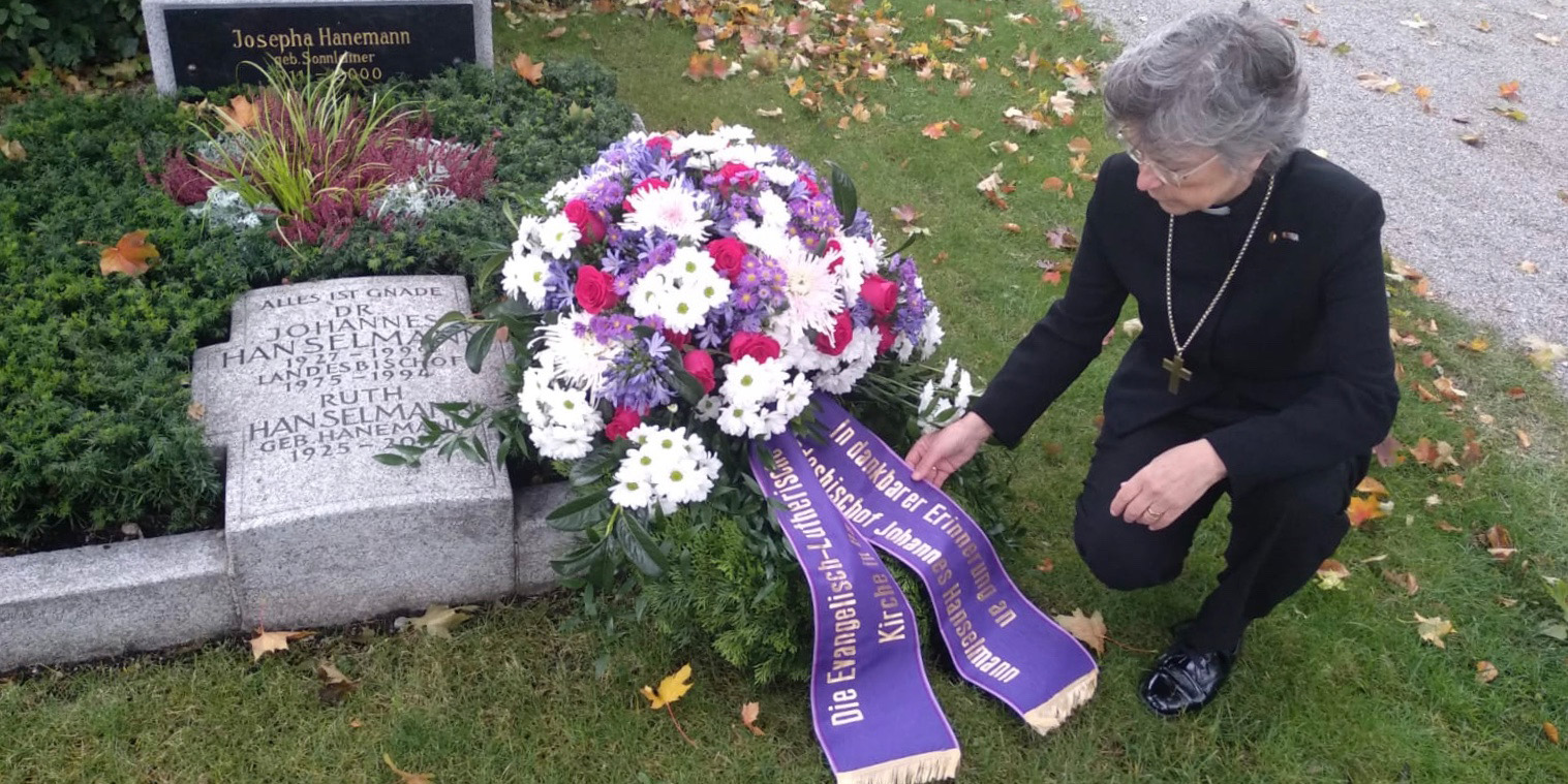 Regionalbischöfin Susanne Breit-Keßler legt einen Kranz am Grab des ehemaligen Landesbischofs Johannes Hanselmann nieder.