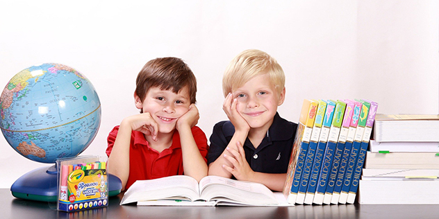 Schüler beim Lesen