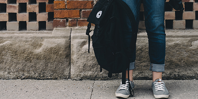 Beine einer Schülerin, Schulrucksack, © Scott Webb / Unsplash