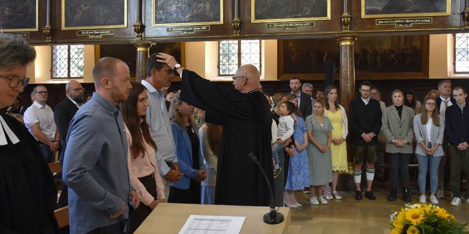 Mit dem Vocatio-Antrag verpflichten sich die Lehrkräfte, den Religionsunterricht auf Grund der Heiligen Schrift und dem Bekenntnis der Evangelisch-Lutherischen Kirche zu erteilen.