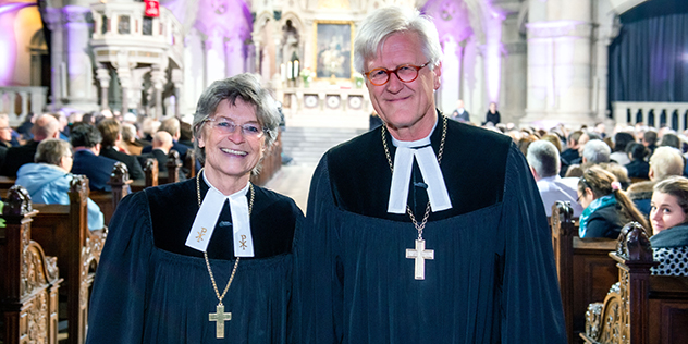 Regionalbischöfin Breit-Keßler und Landesbischof Bedford-Strohm vor dem Gottesdienst in der Lukaskirche.