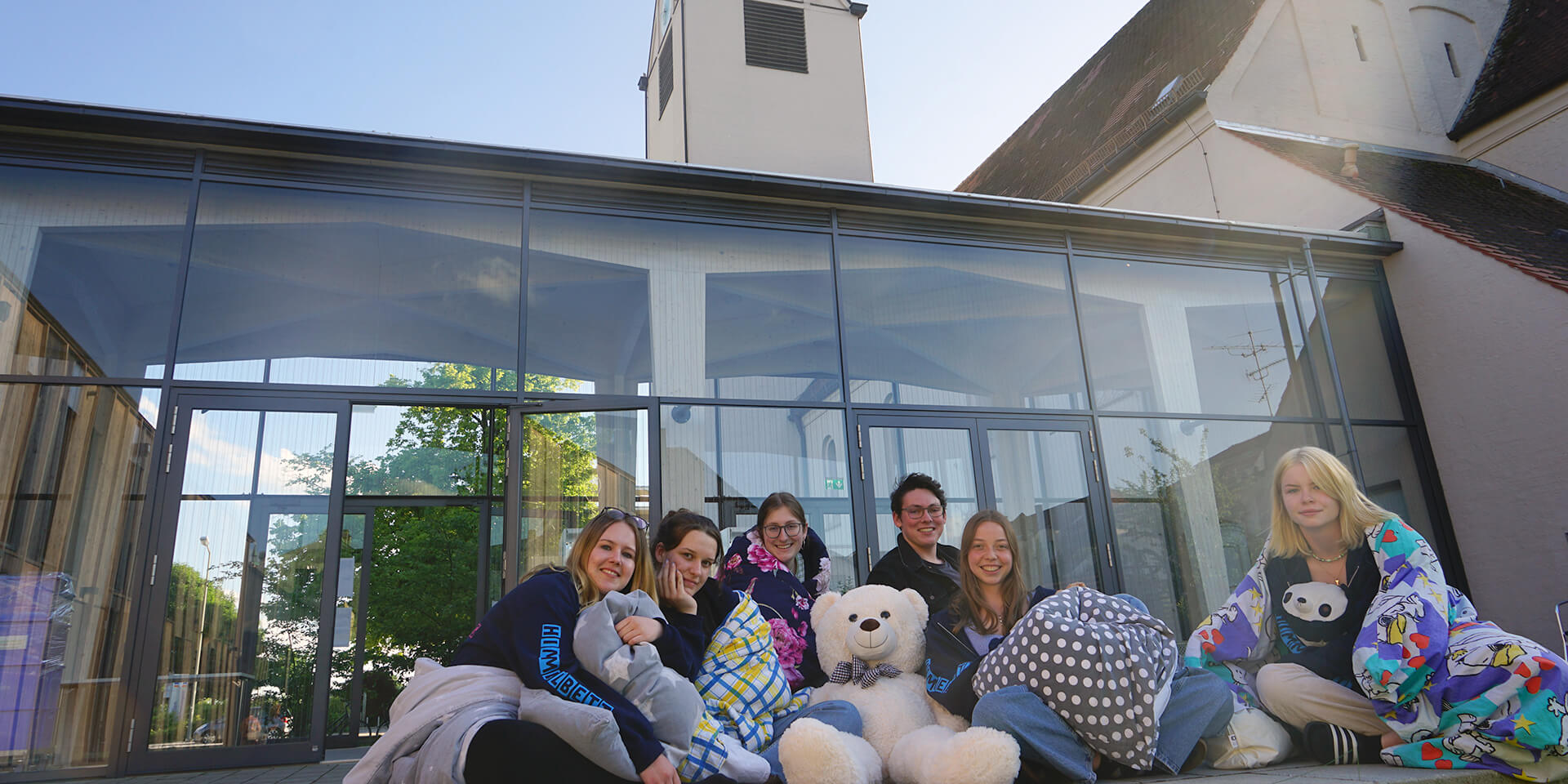 Jugendliche der EJ Freising mit Sack und Pack vor der Christi-Himmelfahrtskirche