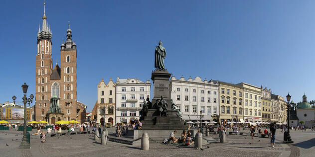 Krakau mit Marienkirche, Adam-Mickiewicz-Denkmal und St.-Adalbert-Kirche.