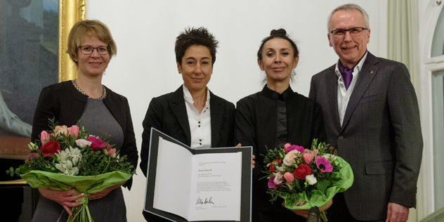 Judith Stumptner (Evangelische Akademie Tutzing), Preisträgerin Dunja Hayali, Intendantin Shermin Langhoff, (Maxim Gorki Theater), Direktor Udo Hahn (Evangelischen Akademie Tutzing) bei der Preisverleihung. Judith Stumptner (Evangelische Akademie Tutzing), Preisträgerin Dunja Hayali, Intendantin Shermin Langhoff, (Maxim Gorki Theater), Direktor Udo Hahn (Evangelischen Akademie Tutzing) bei der Preisverleihung.