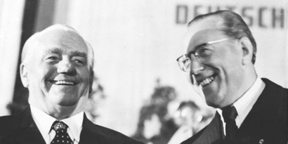 Wilhelm Pieck (links) und Otto Grotewohl (rechts) bei Gründung der Demokratischen Republik Deutschlands